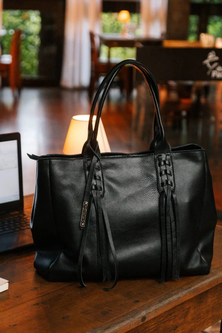 Bolsa de couro preto de ombro grande