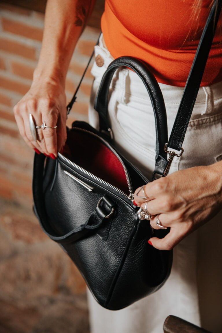 Bolsa de couro preto tiracolo pequena