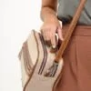 Bolsa de couro tiracolo média