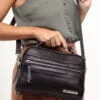Bolsa de couro preto tiracolo média