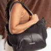 Bolsa de couro preto de ombro grande