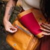 Bolsa de couro havana tiracolo média Isadora
